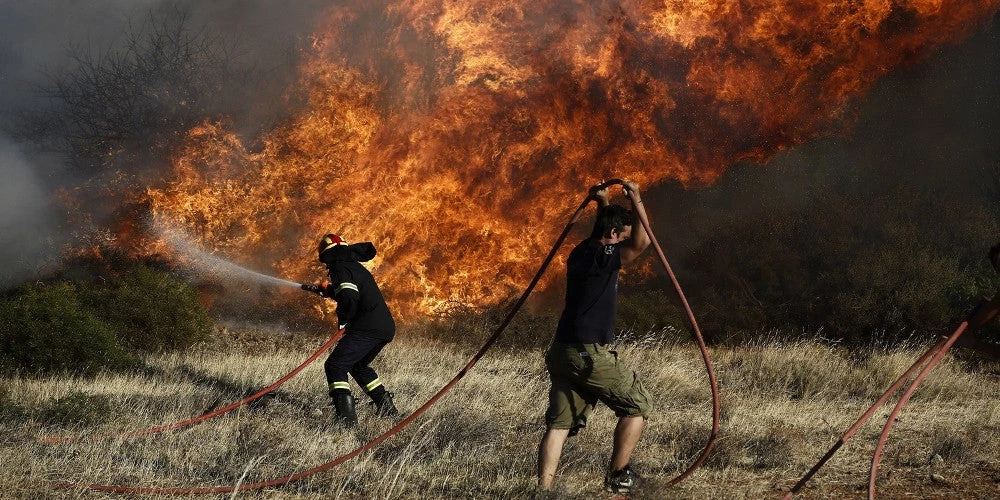 Στάχτες το πευκοδάσος του Αποκόρωνα στα Χανιά – Καίγονται σπίτια στις Βρύσες
